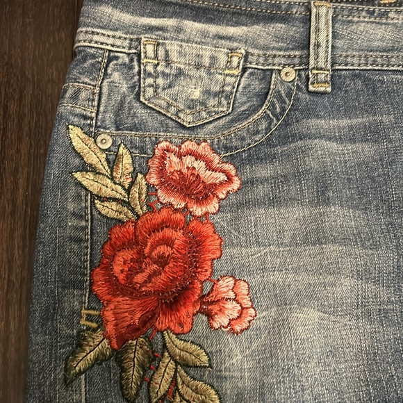 Guess mini Jean skirt with floral embellishments. Ladies size US28 - Picture 6 of 9